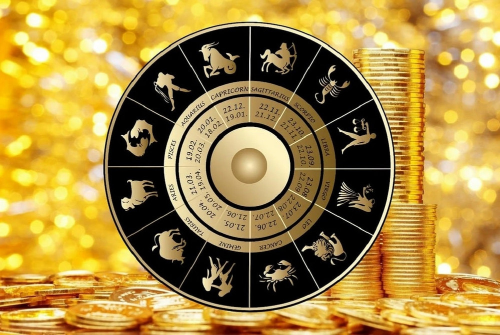 Зодиакальное колесо на фоне монет