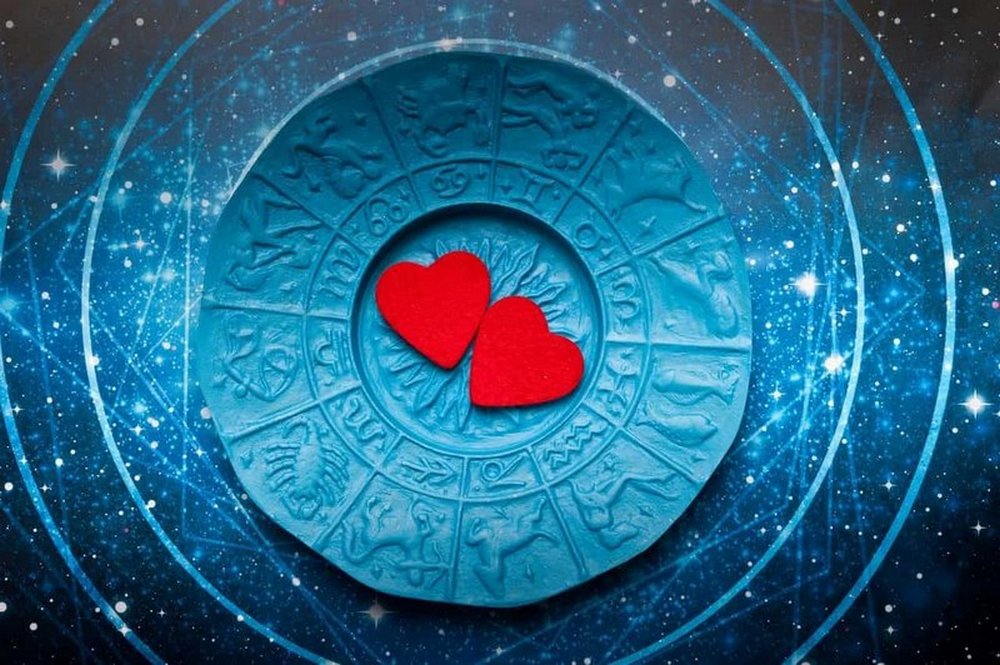 Два сердца в центре зодиакального круга