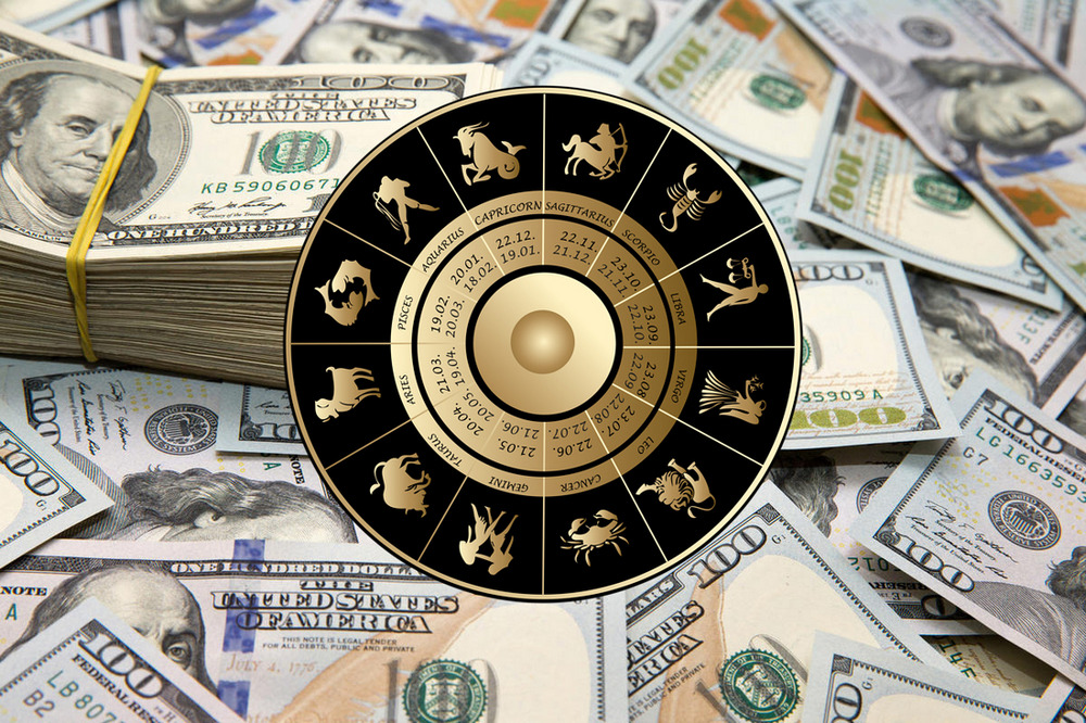 Зодиакальное колесо на фоне долларовых купюр