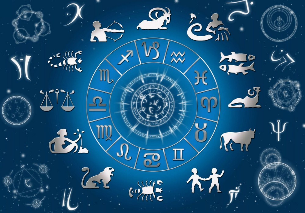 Знаки зодиака возле астрологического колеса