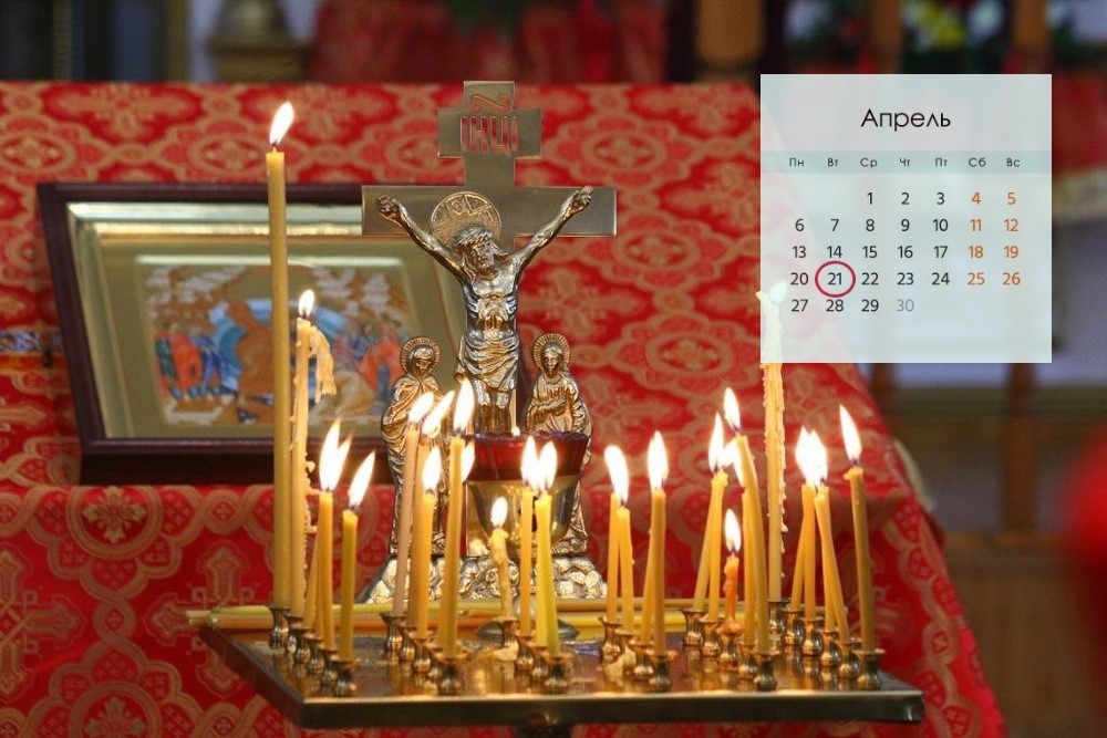 Свечи напротив иконы в церкви