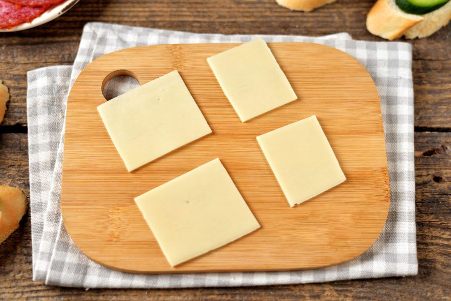 Пошаговый рецепт канапе с сыром и колбасой - шаг 2
