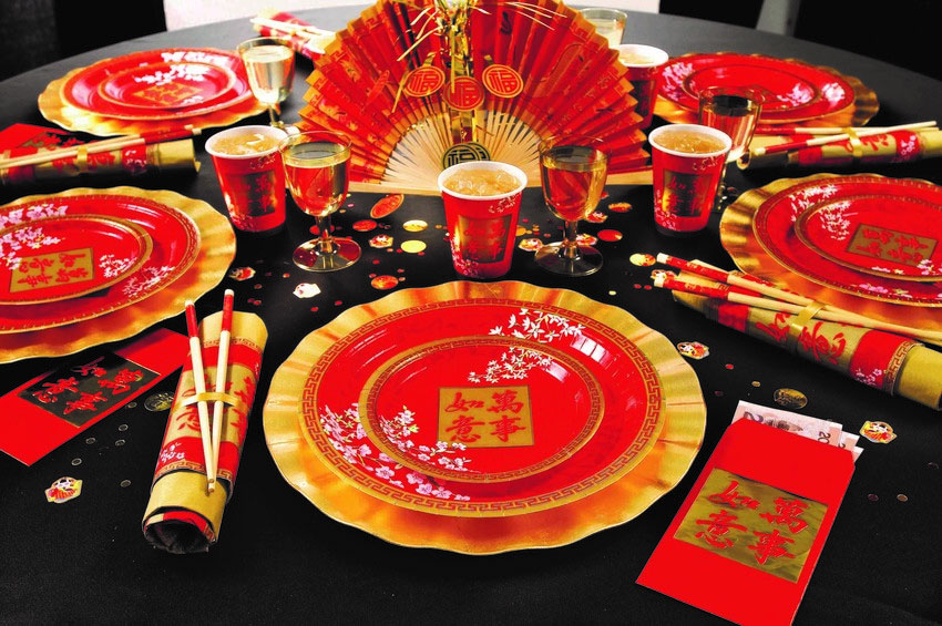 Новогодний стол в китайском стиле на черной скатерти