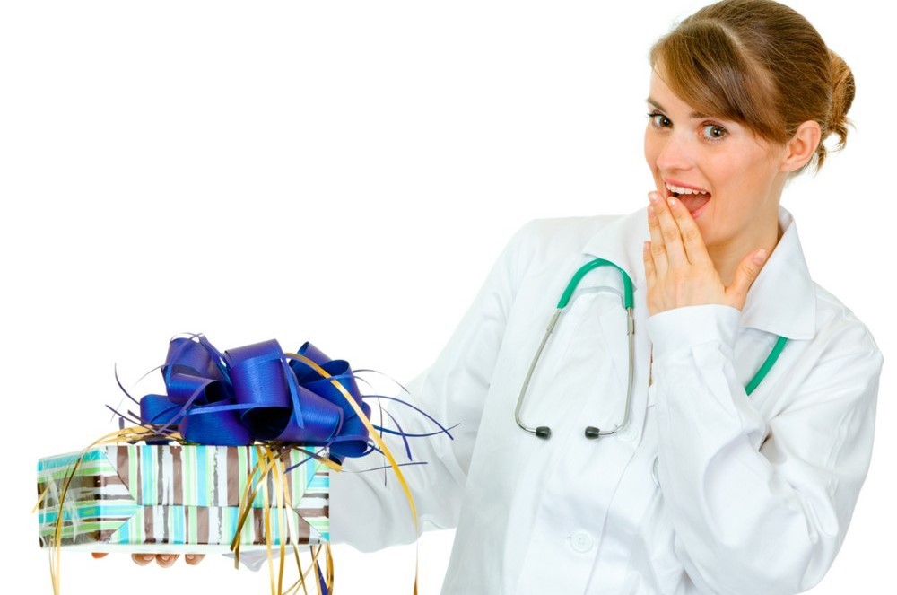 Медицинский работник с подарком в руке