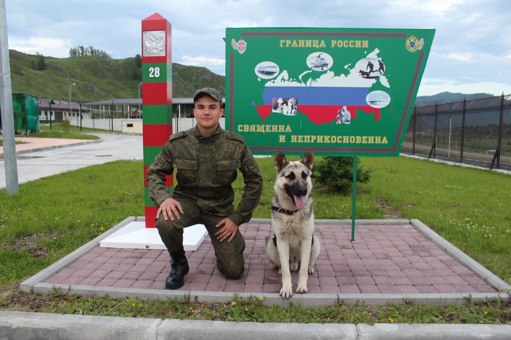 Пограничник с собакой