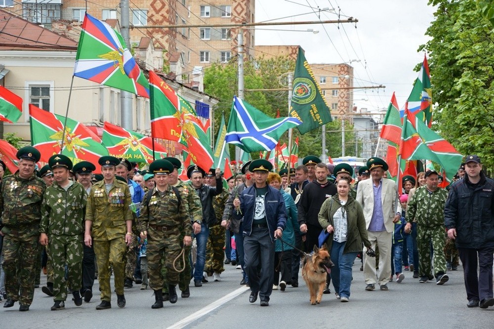 Пограничники с флагами