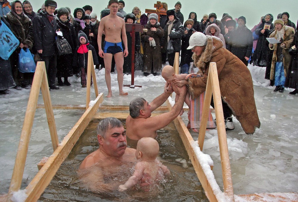 Мужчины с детьми в купели