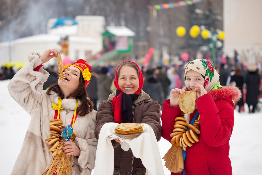 Девушки с блинами и баранками